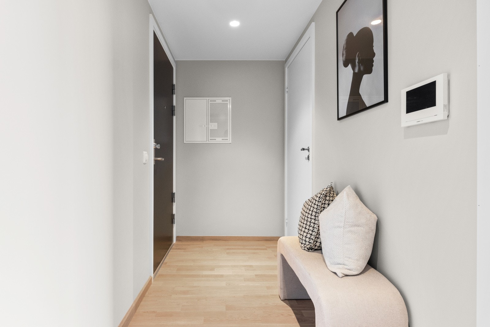 Entrèen er det første rommet du kommer inn i. Her er det mulighet for å sette opp vegghengte knagger til jakker og skohyller. Galleribilde