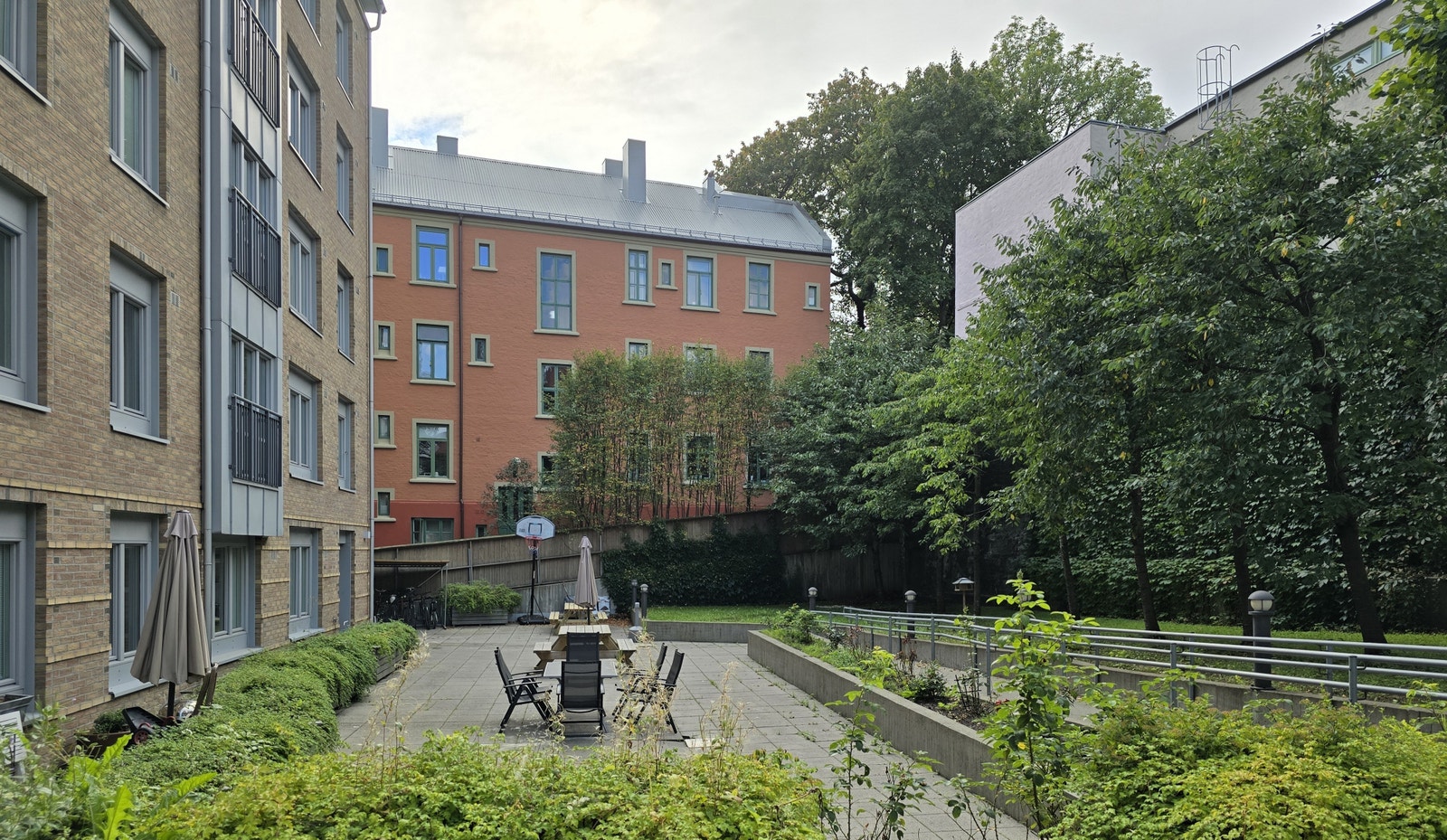 Hyggelig bakgård Galleribilde