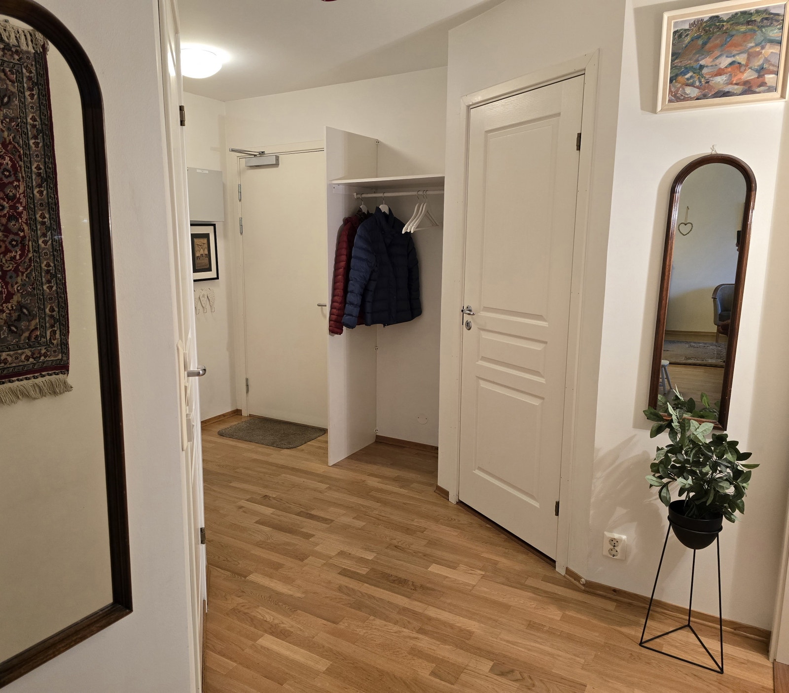 Entre med god plass til oppbevaring samt en innvendig bod på 3 kvm Galleribilde
