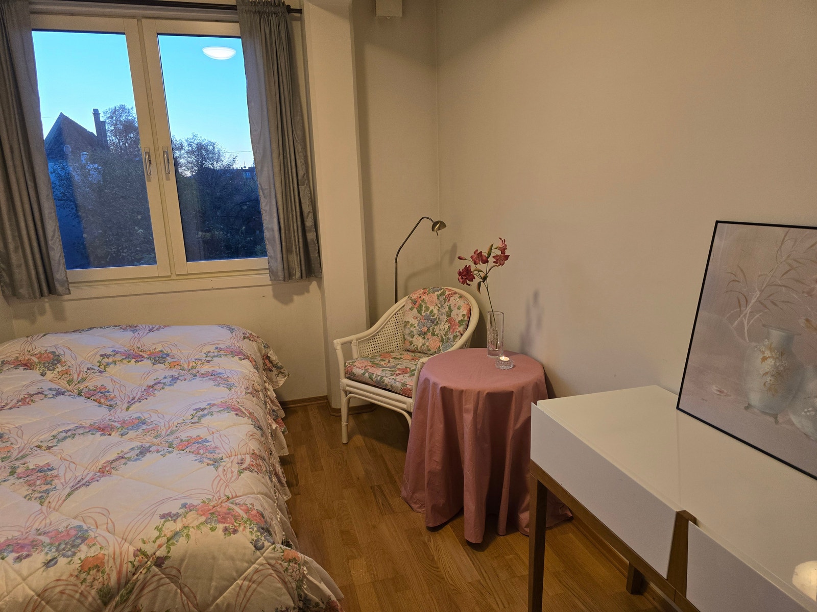 Soverom 2 har også plass til dobbeltseng, men kan benyttes som hjemmekontor Galleribilde