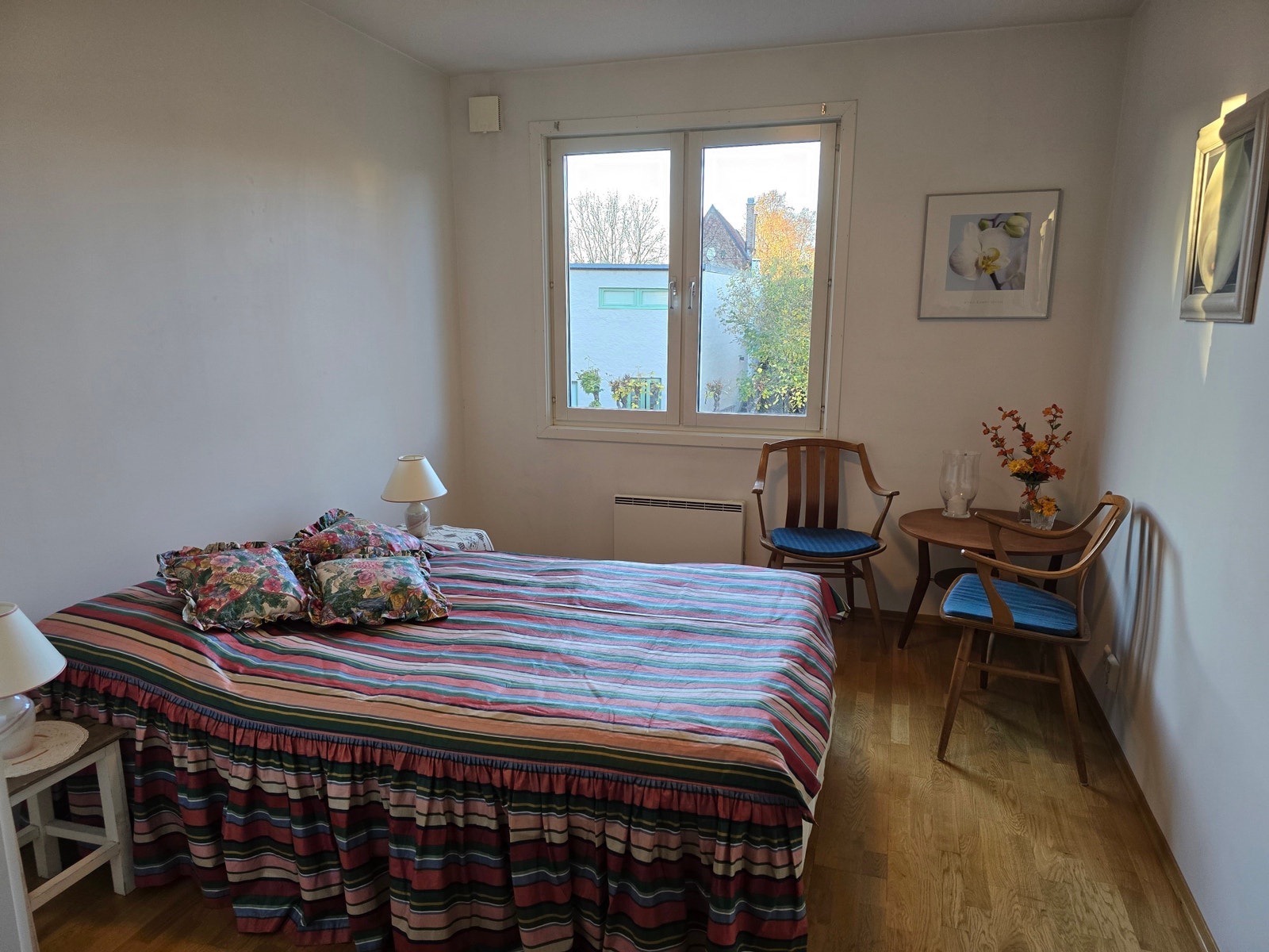 Hovedsoverom med god plass til dobbeltseng og garderobeskap Galleribilde