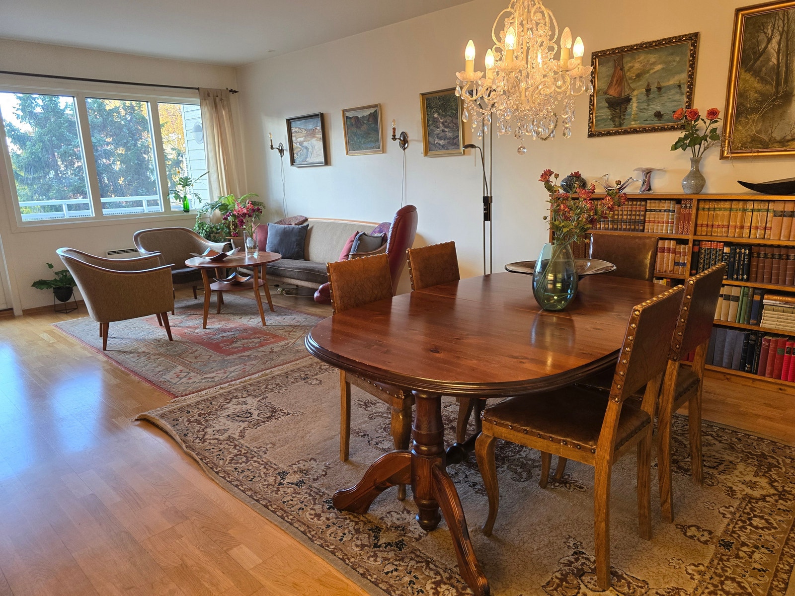 God plass til stort spisebord Galleribilde