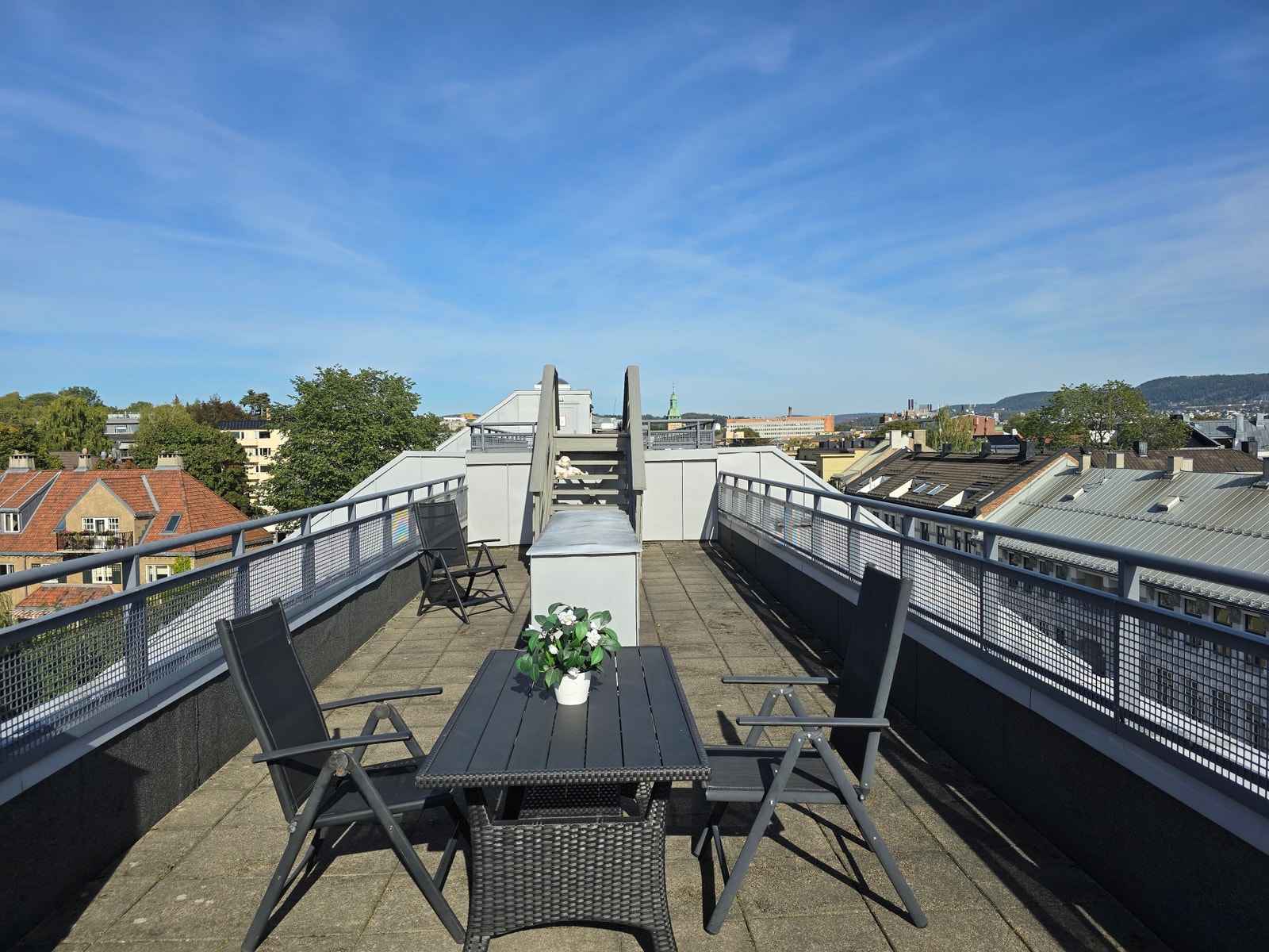 Nydelig takterrasse med panoramautsikt over Oslo Galleribilde