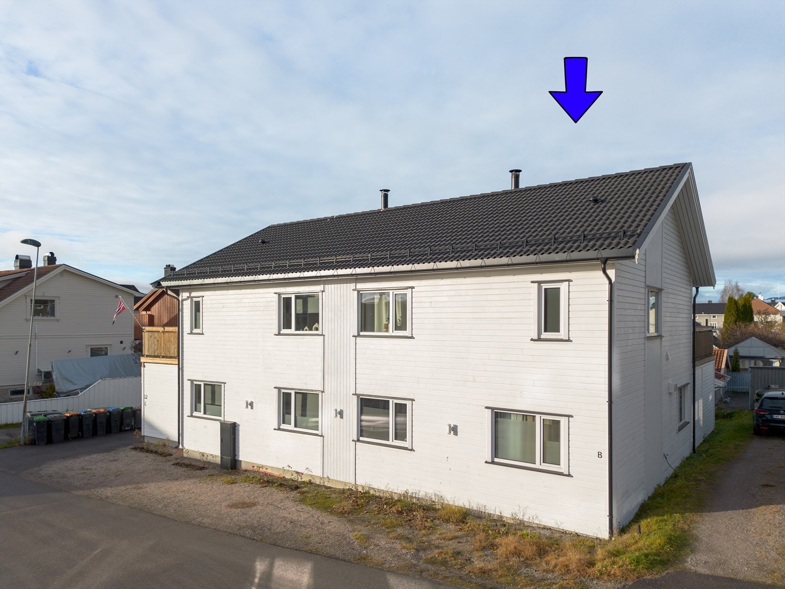 Boligen har nærhet til Skiens trivelige sentrumsgater, Ibsenhuset med bibliotek og kulturtilbud, samt Skagerak Arena og hyggelige Brekkeparken. En liten spasertur fra boligen er også flotte Lundedalen og Bakkestranda. Galleribilde