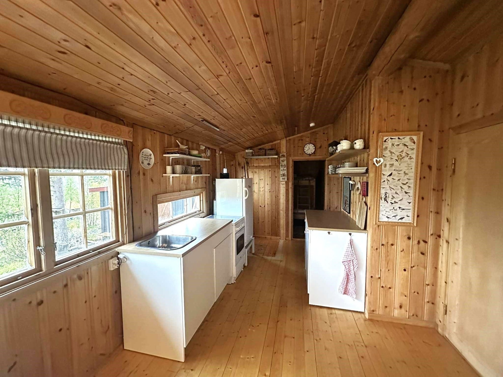 Dør til høyre går inn mot lite vaske - og toalettrom. Galleribilde