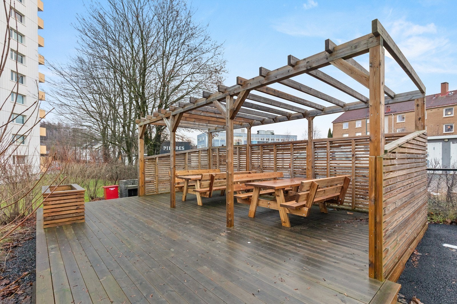 Borettslaget har hyggelige, felles uteområder med sittegrupper. Galleribilde