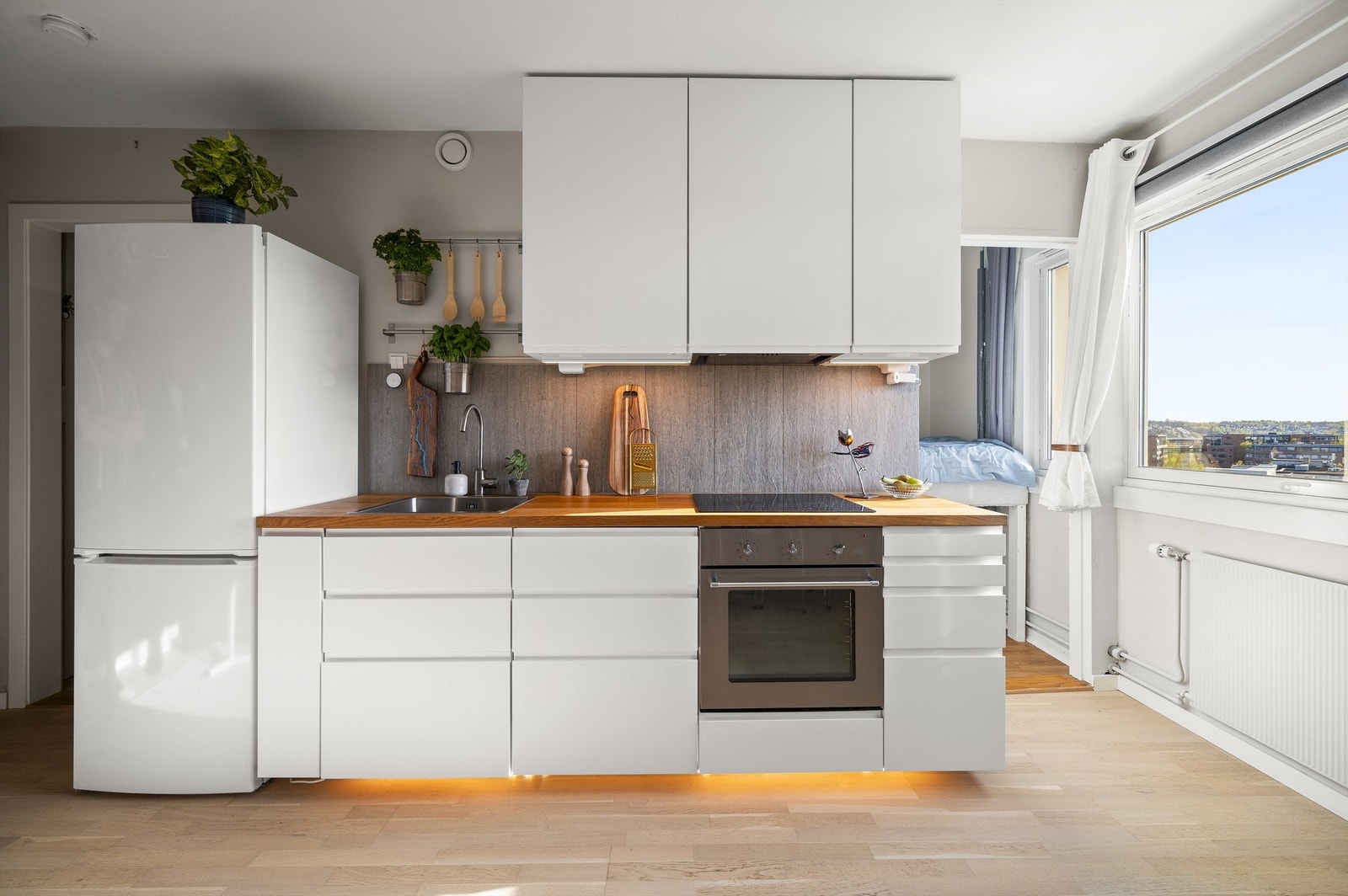 Kjøkkenet er for mange hjemmets hjerte, hvor mye av tiden tilbringes. Kjøkkenet er fra 2016 og med sin åpne løsning er dette et selvfølgelig samlingspunkt og man kan diske opp de lekreste retter, og samtidig ha sosialt samvær. Galleribilde