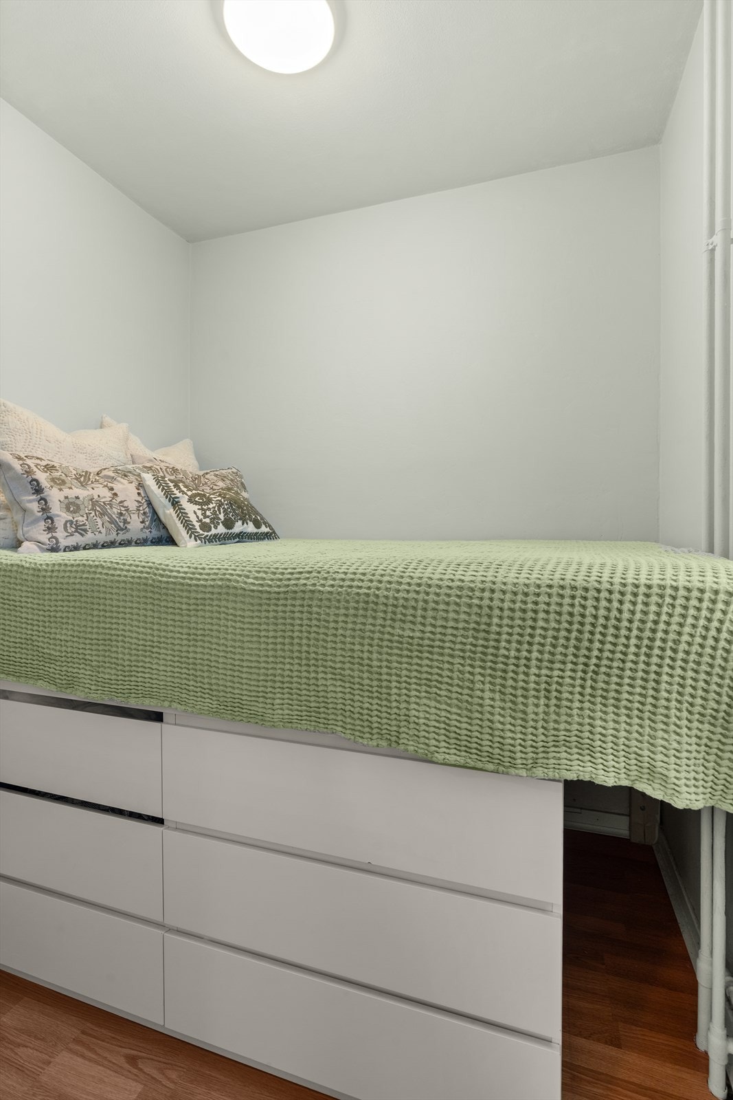 Sengen er bygget opp for å gi maksimal oppbevaringsplass i skuffer under. Galleribilde