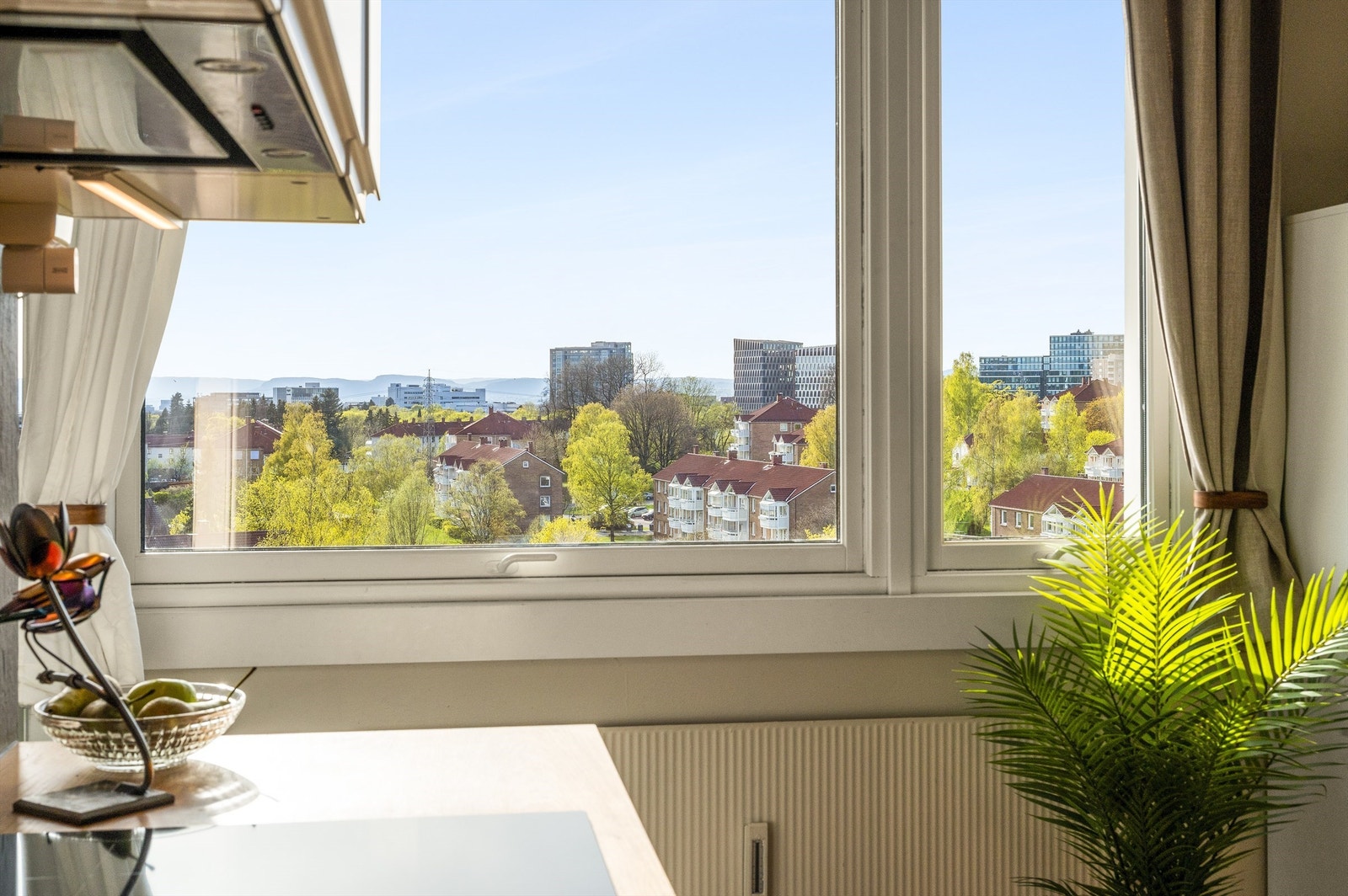 De store vindusflatene er fra 2005 og slipper inn rikelig med lys. Galleribilde