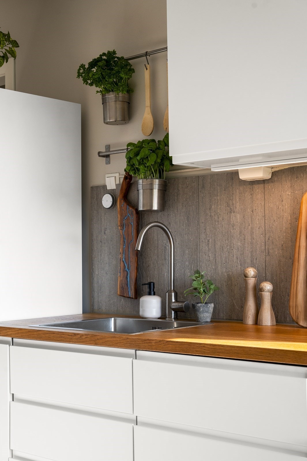 Dette kjøkkenet er moderne og funksjonelt med en flott benkeplate i heltre med nedfelt vaskekum. Over benkeplaten og under er det belysning. Galleribilde