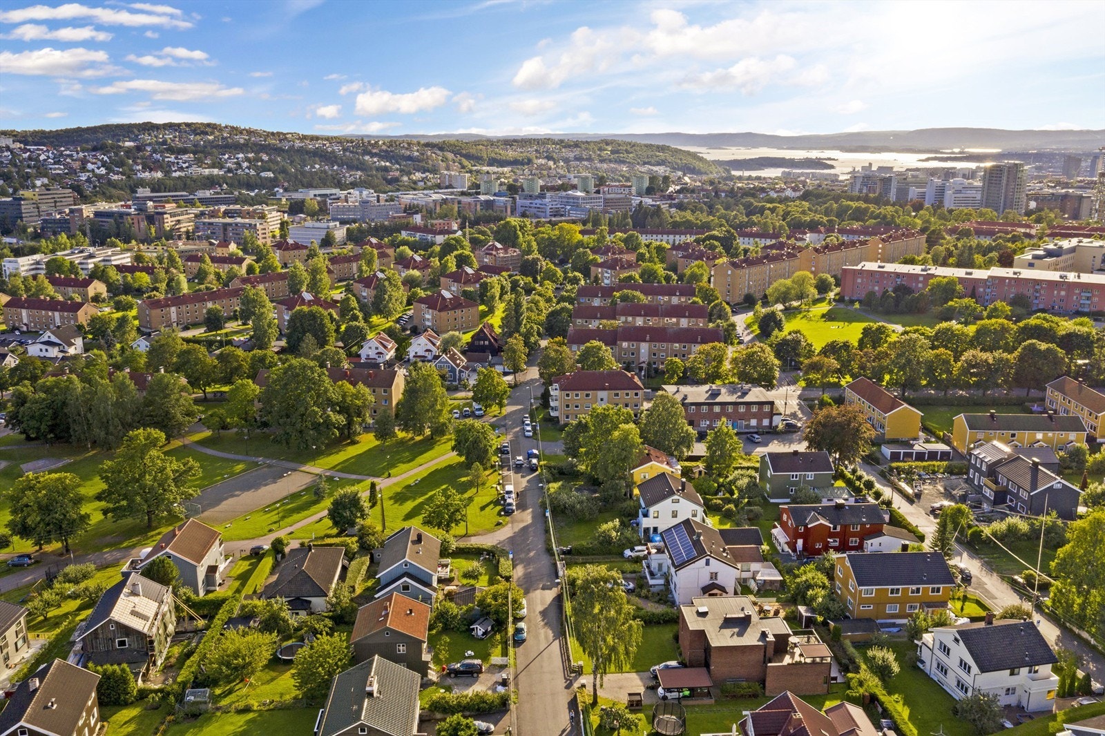 Leiligheten har en sentralt beliggenhet i et populært og veletablert boligområde på Teisen med umiddelbar nærhet til det meste en måtte trenge i hverdagen. Galleribilde