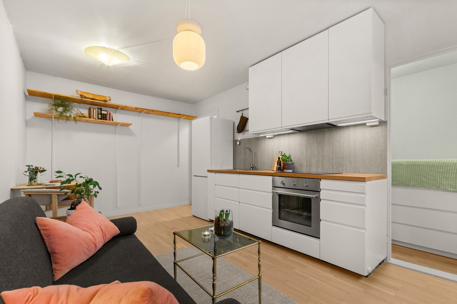 Kjøkkenet er utstyrt med integrert induksjonstopp, stekeovn og oppvaskmaskin. Galleribilde