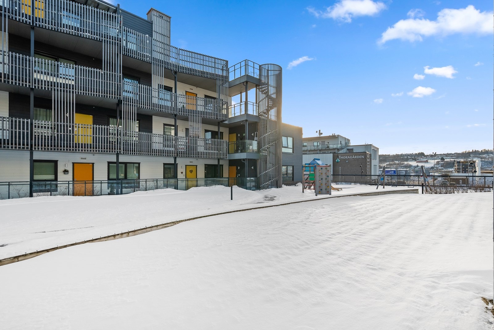 Fellesområdet er pent opparbeidet og har blant annet lekeplass og koselige sittegrupper. Galleribilde