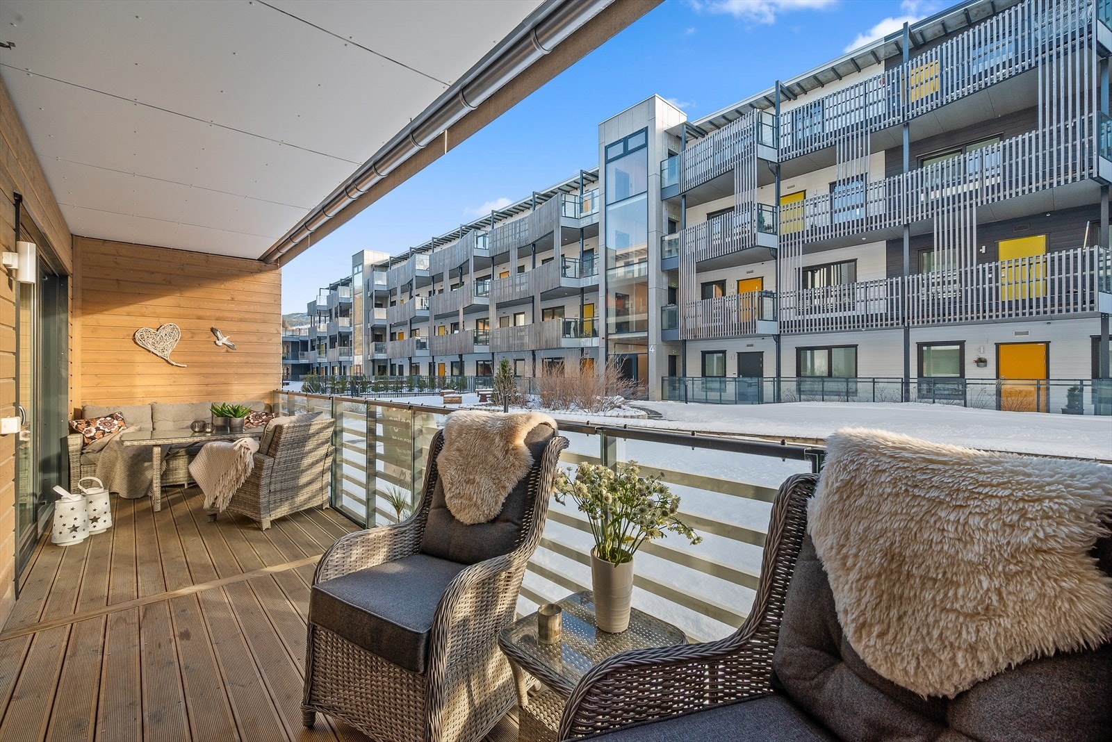 Terrassen byr på gode solforhold og med sine hele 14 kvm gir det gode møbleringsmuligheter! Galleribilde
