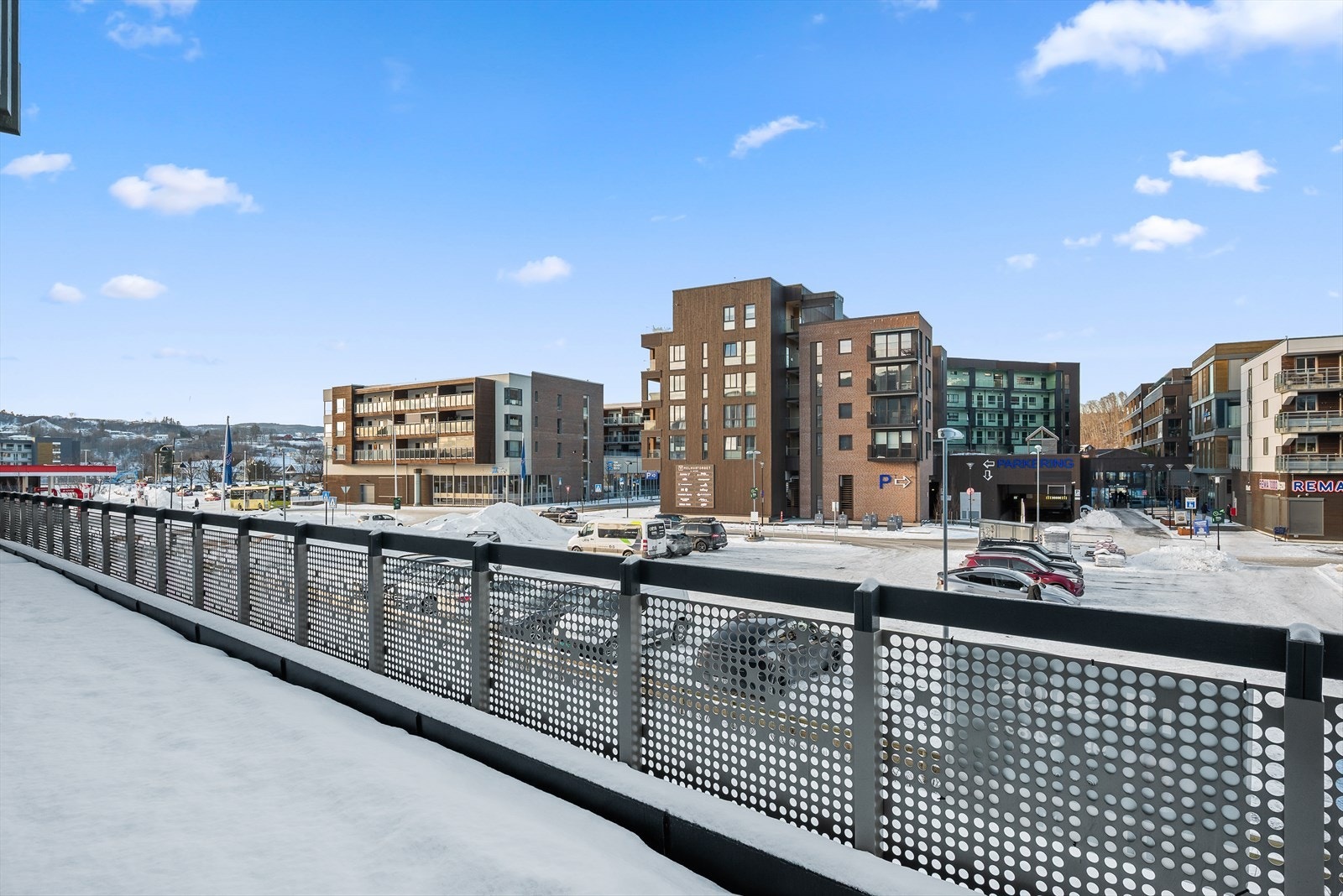 Utsikten mot sentrum fra terrassen ved inngangspartiet. Galleribilde