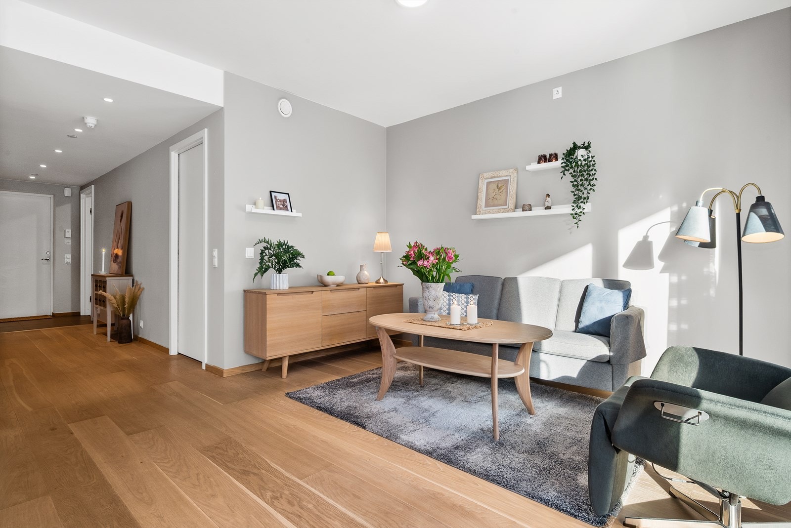 Innbydende stue med gode møbleringsmuligheter og et tidsriktig fargepalett. Galleribilde
