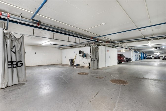 Parkeringskjelleren har en egen vaskehall som er disponibel for beboere. Galleribilde
