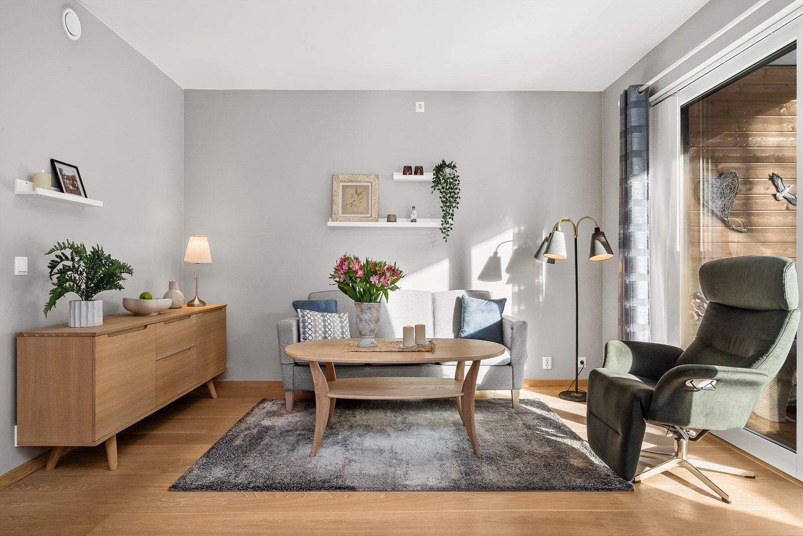 Leiligheten disponerer egen p-plass og sportsbod i oppvarmet p-kjeller. Galleribilde