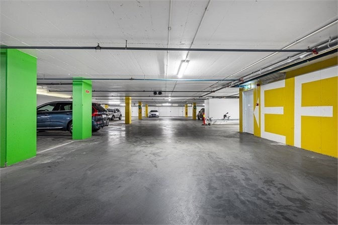 Med leiligheten følger en egen p-plass i oppvarmet p-kjeller, samt egen sportsbod ved p-plassen. Galleribilde