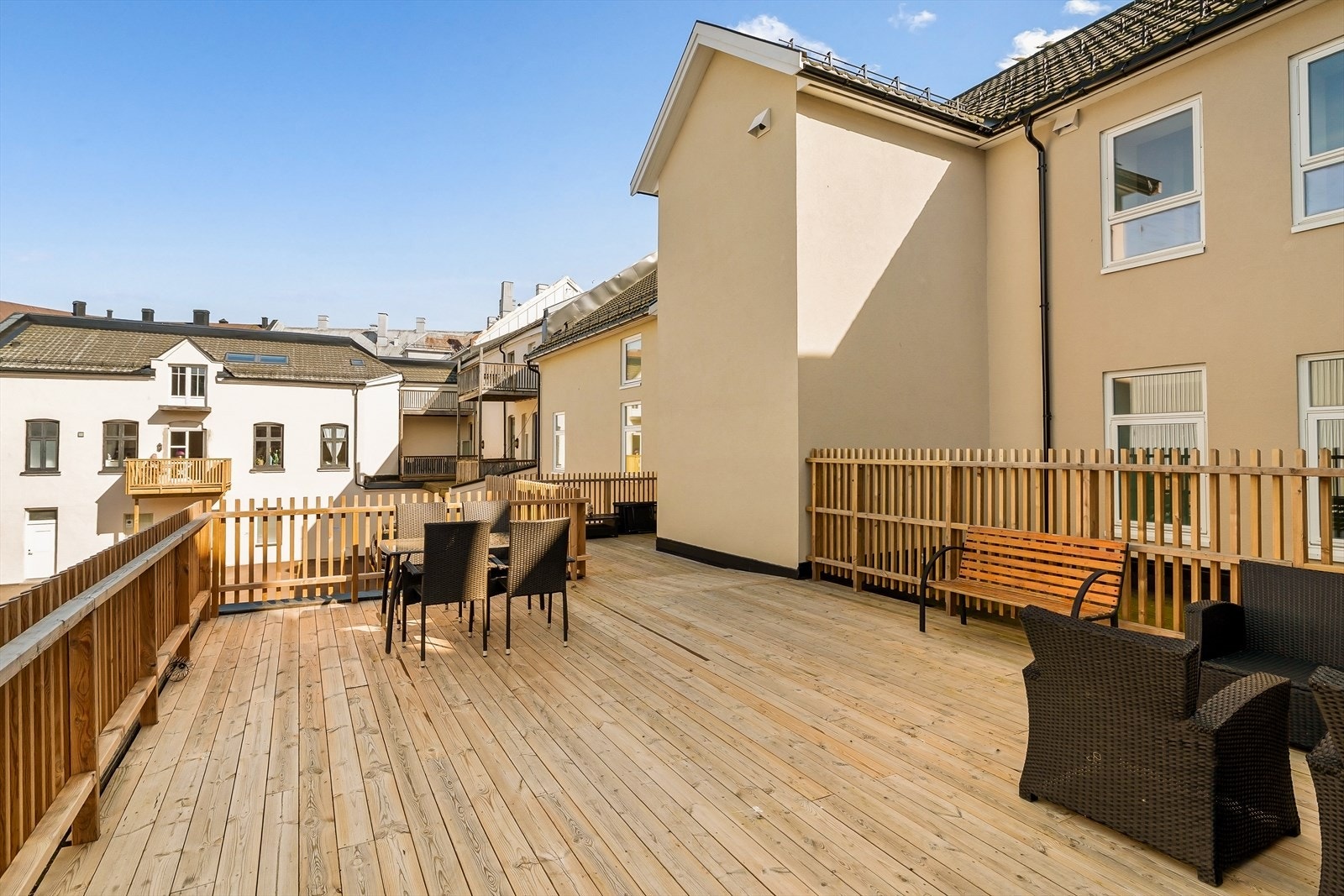 Stor felles takterrasse for de 5 leilighetene i bygget Galleribilde