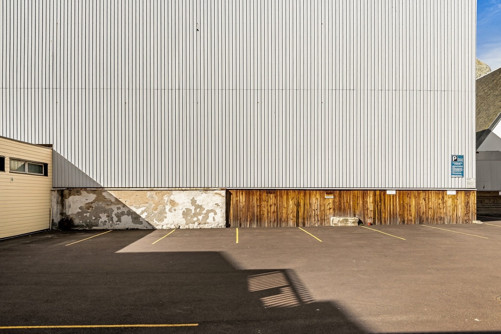 Her blir det ettabllert 5 stk. carporter, hvor en følger leieligheten Galleribilde