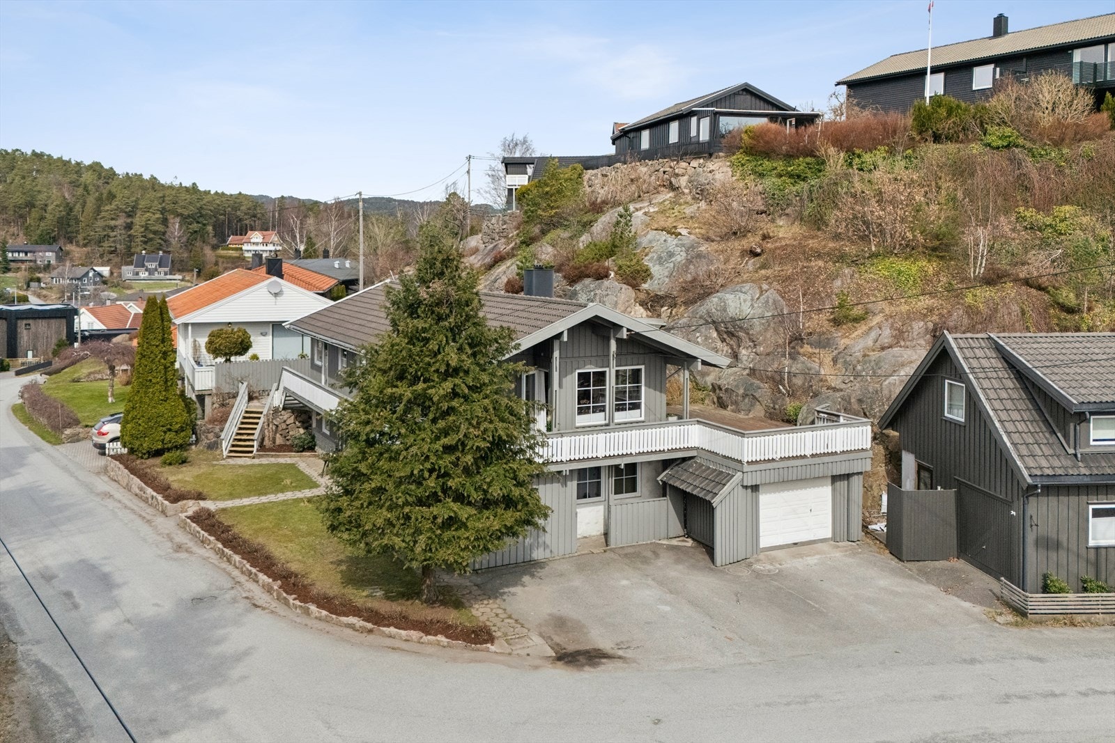Fasade - Pen tomt med god boltreplass Galleribilde