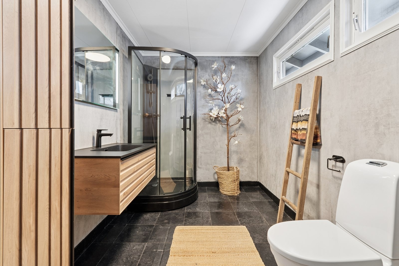 Bad av god størrelse med nyere WC, dusjkabinett og innredning Galleribilde