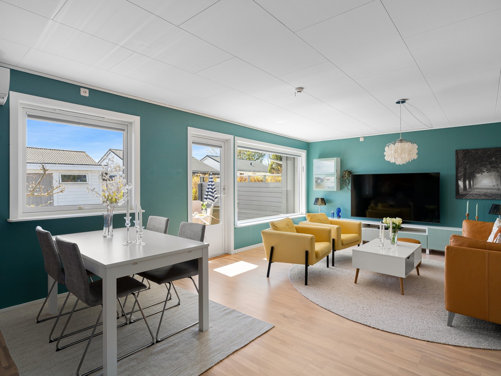 God plass til både spisebord og sofagruppe. Galleribilde