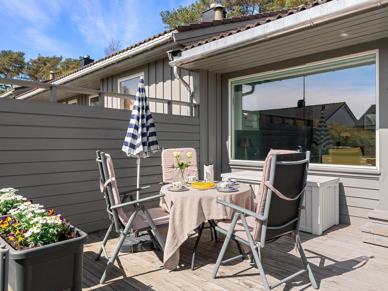 Sydvendt terrasse - I følge selger er det sol på sommerstid fra tidlig formiddag til ca 19:30 på kvelden. Galleribilde