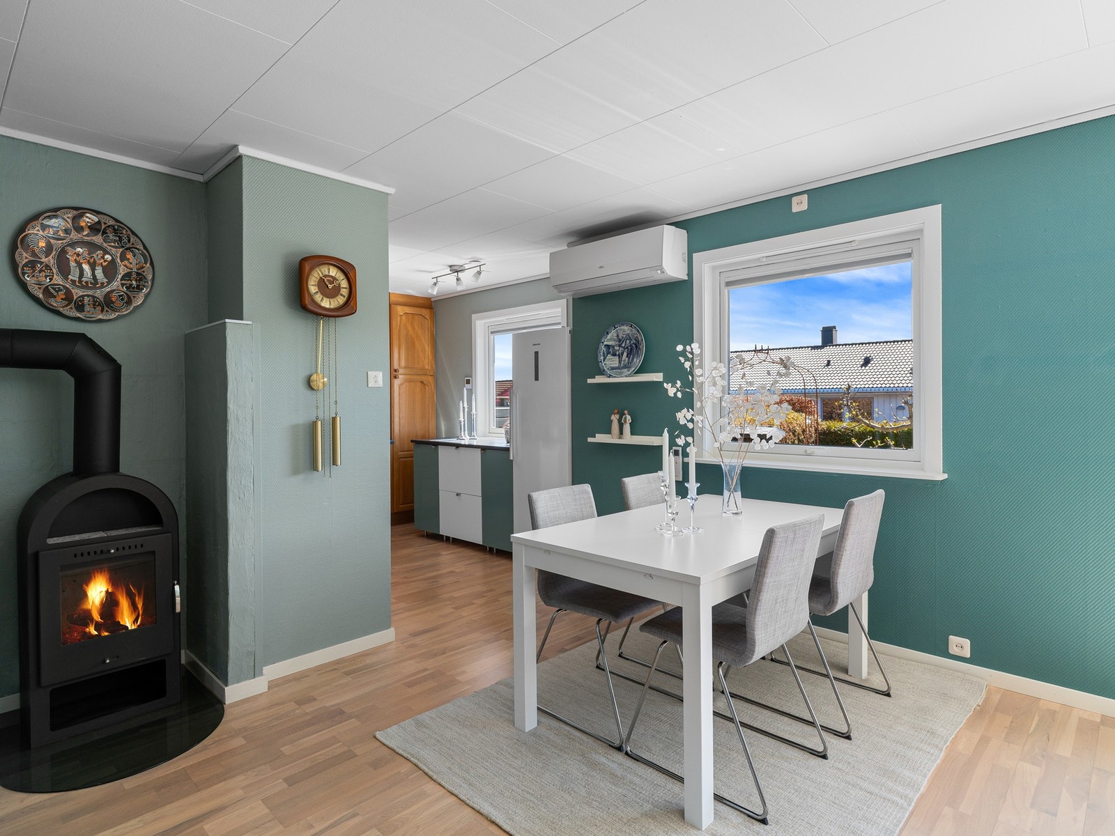 Boligen har både peis og varmepumpe. Galleribilde