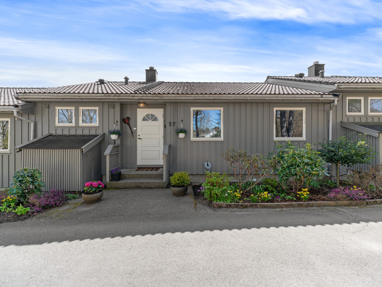 Velkommen til Krystallveien 57 - Ett sjarmerende og lettstelt rekkehus med flotte uteområder og gode solforhold! | Fotograf: Joakim Bjerk Galleribilde