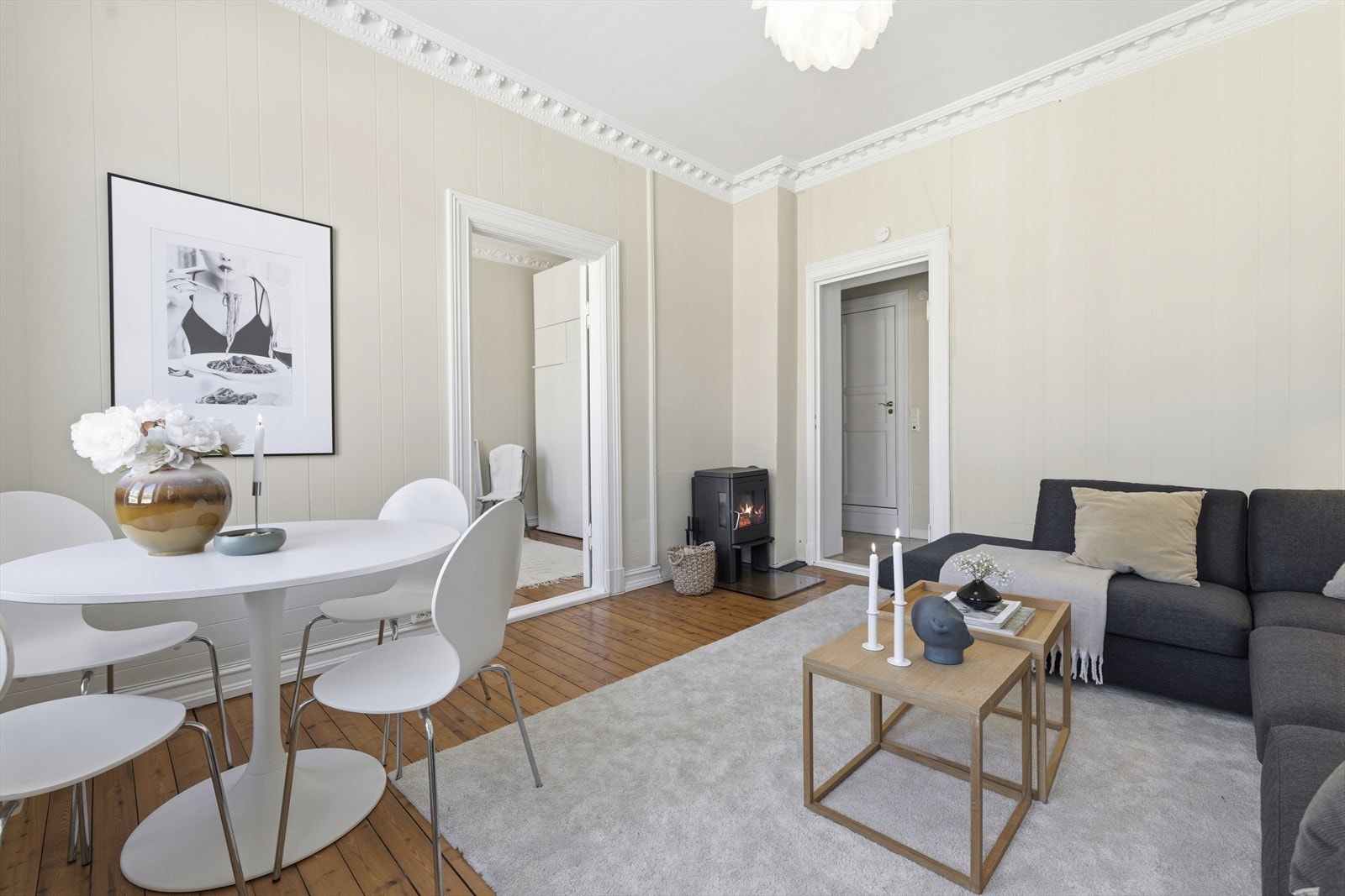 Stue med peis, spiseplass og direkte adkomst til soverom. Galleribilde