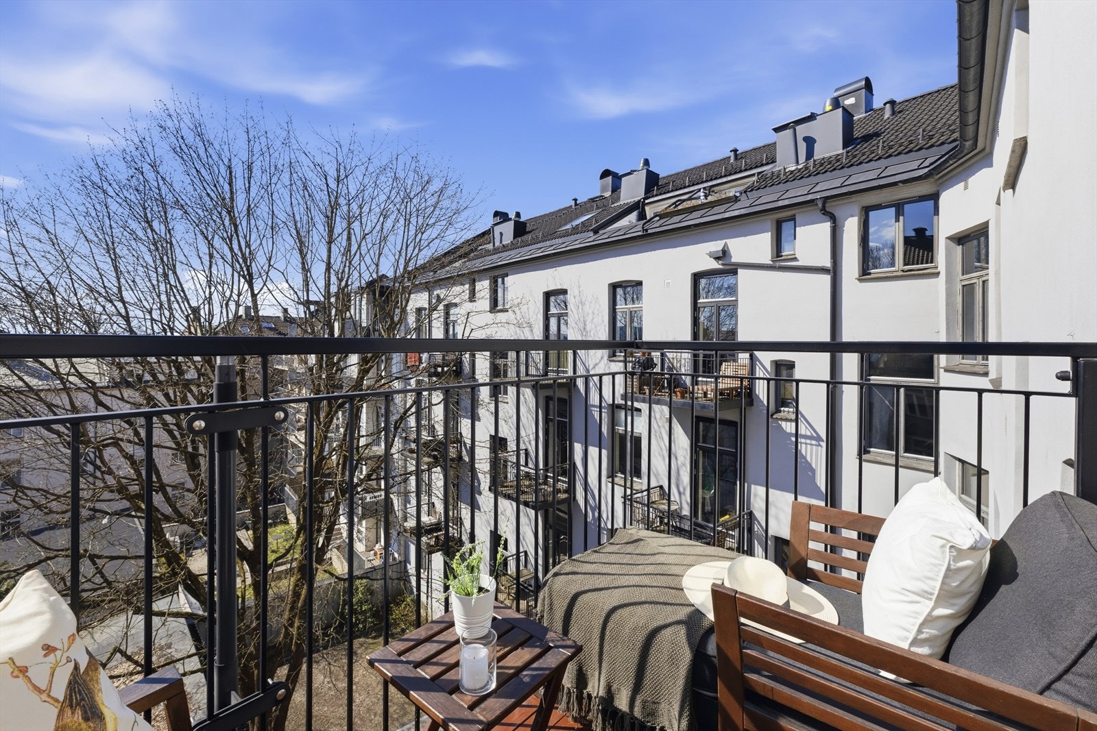 Solrik sørvestvendt balkong på ca. 3,5 kvm - perfekt for ettermiddags- og kveldssol. Galleribilde