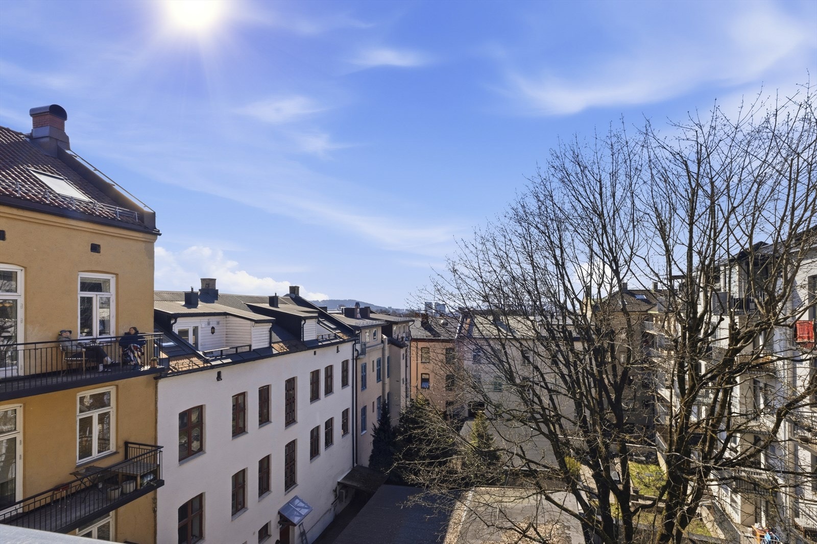 Trivelig utsyn ned mot grønn og rolig bakgård. Galleribilde