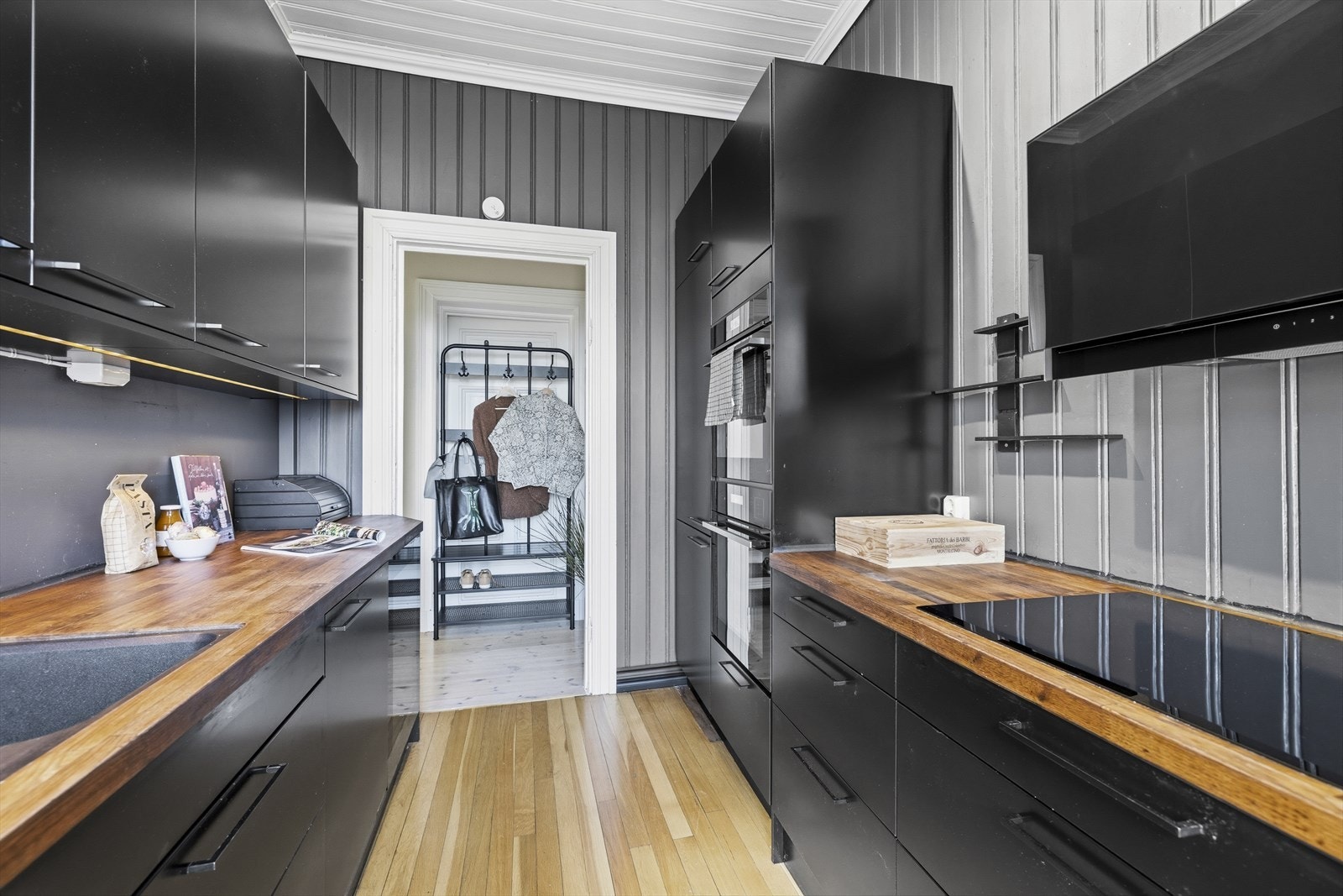 Kjøkken med Electrolux dampovn med sous vide-funksjon, stor kokeplate, 2-soners Temptech vinskap (ca. 46 flasker) og Electrolux XXL oppvaskmaskin med WiFi. Galleribilde