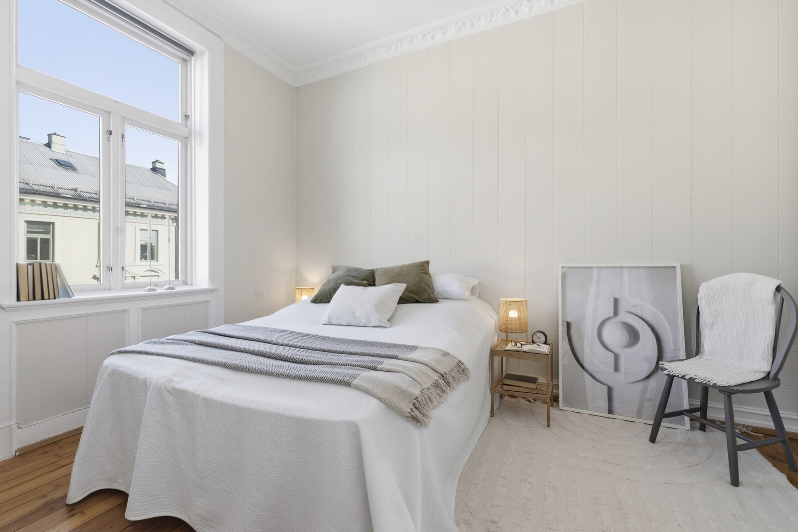 Lyst og romslig soverom med god plass til dobbeltseng, klassisk stukatur og behagelig lysinnslipp. Galleribilde