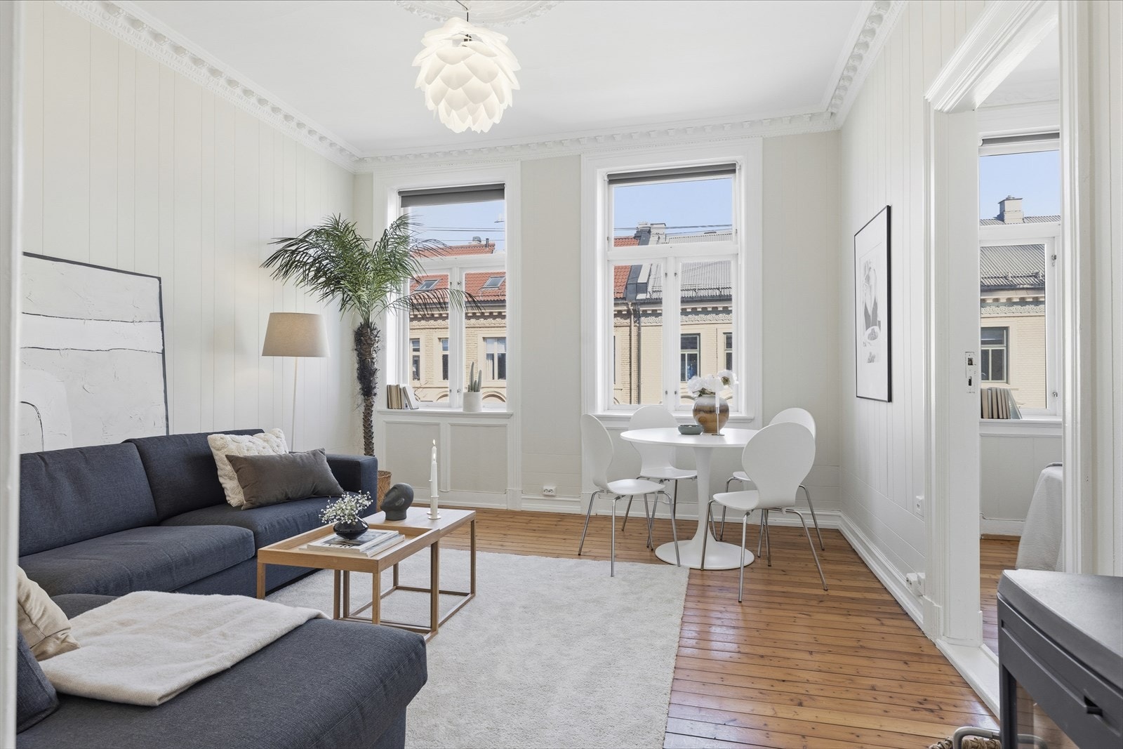 Lys og romslig stue med store vindusflater og god plass til både sofa- og spisegruppe. Galleribilde