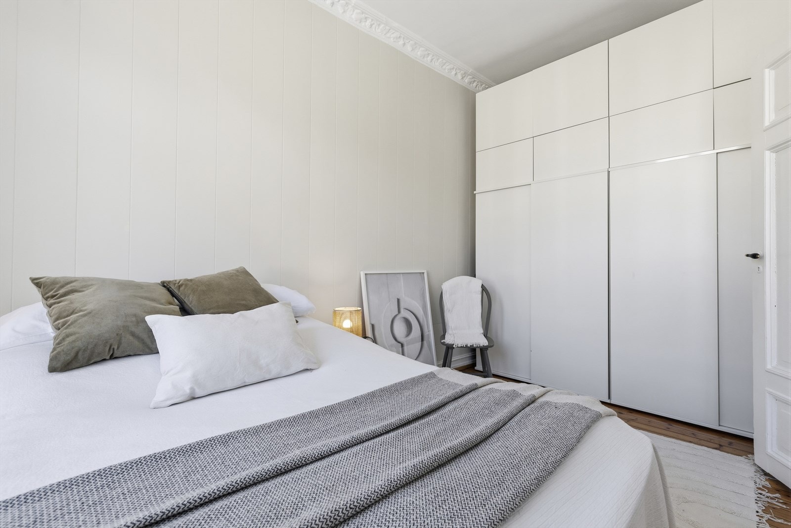 Heldekkende garderobe som gir svært god oppbevaringsplass. Galleribilde