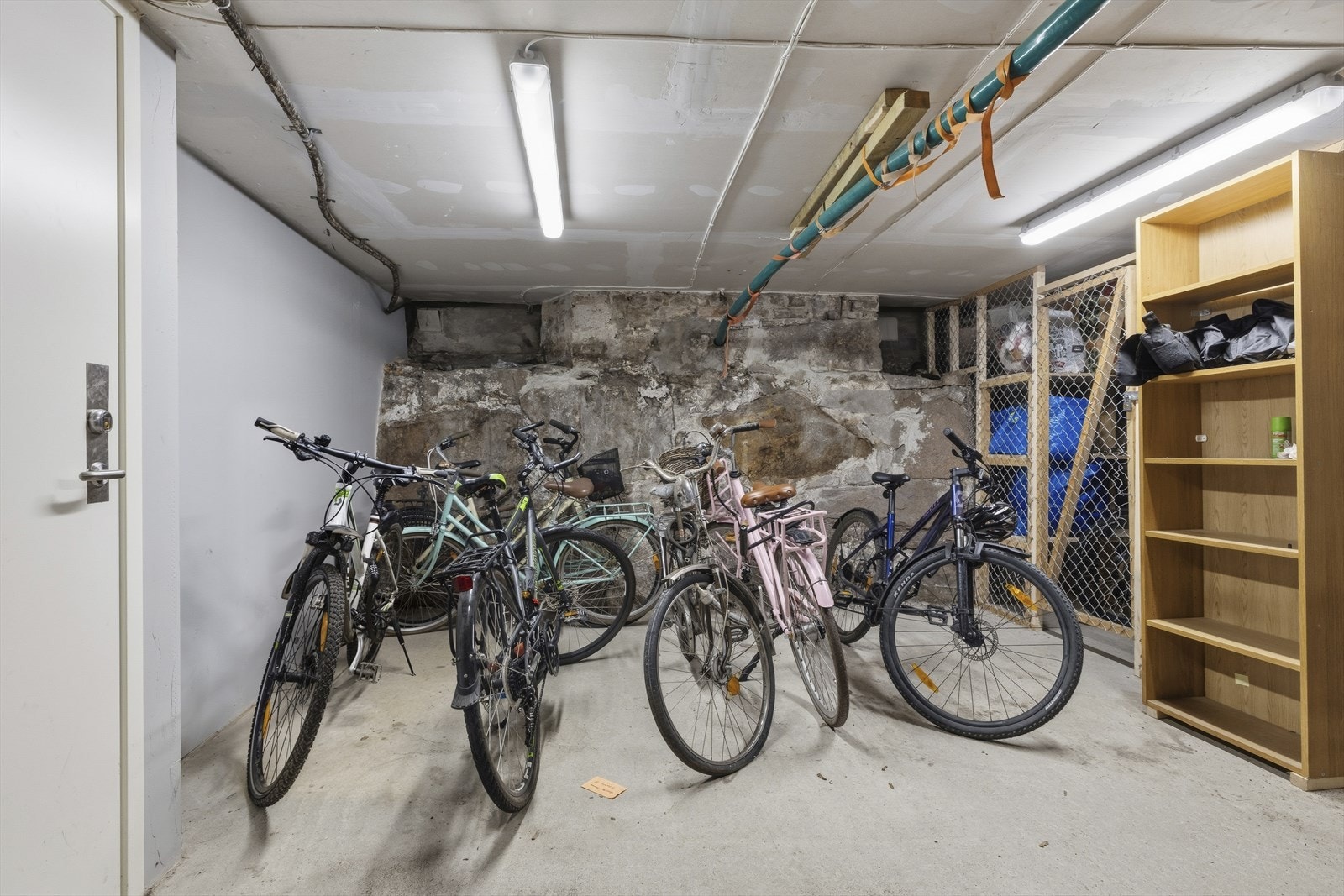 Felles sykkelrom i kjeller. Galleribilde