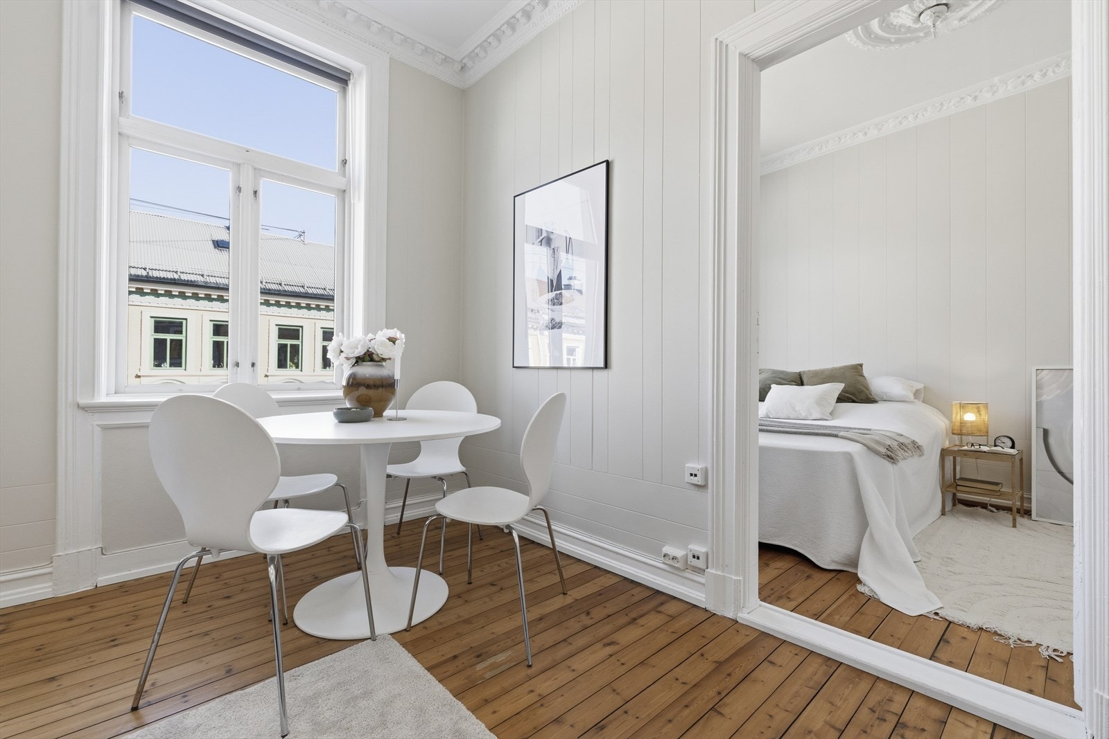 Lys og tiltalende bolig med gjennomgående parkett, flotte klassiske detaljer og elegant stukatur og rosett i både stue og soverom. Galleribilde
