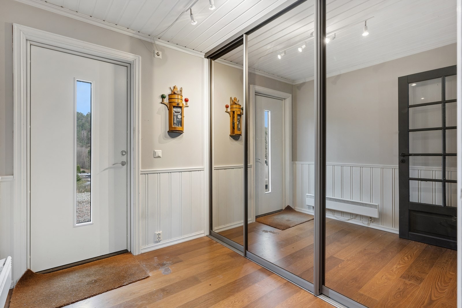 Entré med skyvedørsgarderobe Galleribilde