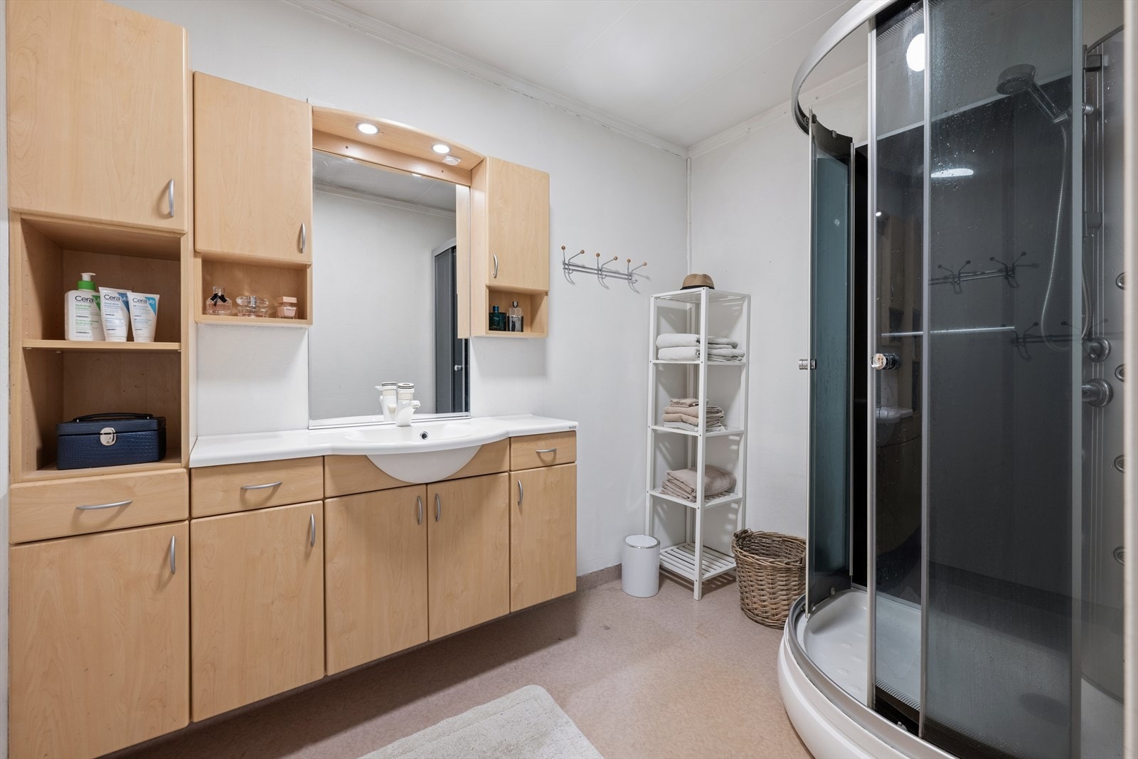 Eldre bad, men med dusjkabinett. Skal man dusje rett på gulvet, så må badet oppgraderes. Galleribilde