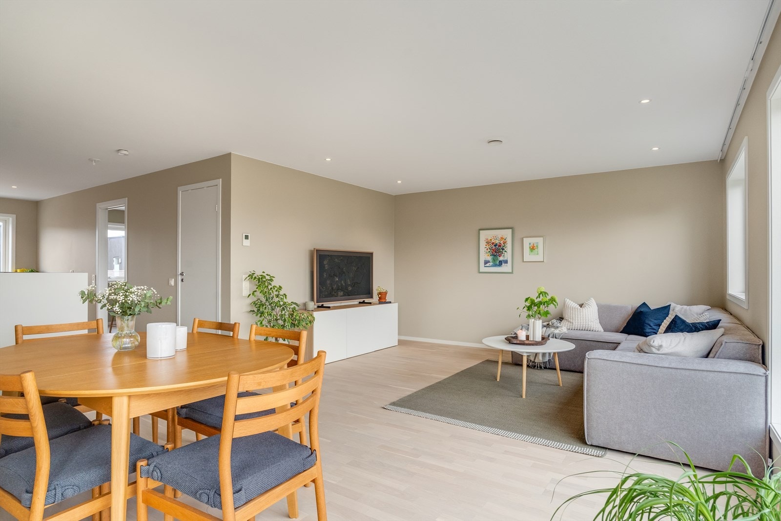 Downlights og listefrie overgang til himling. Galleribilde