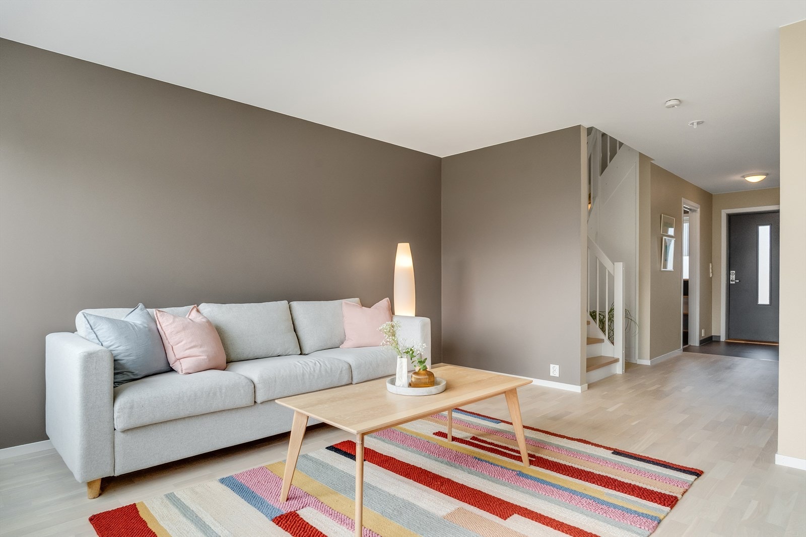 Stue av god størrelse med plass til sittegruppe. Galleribilde