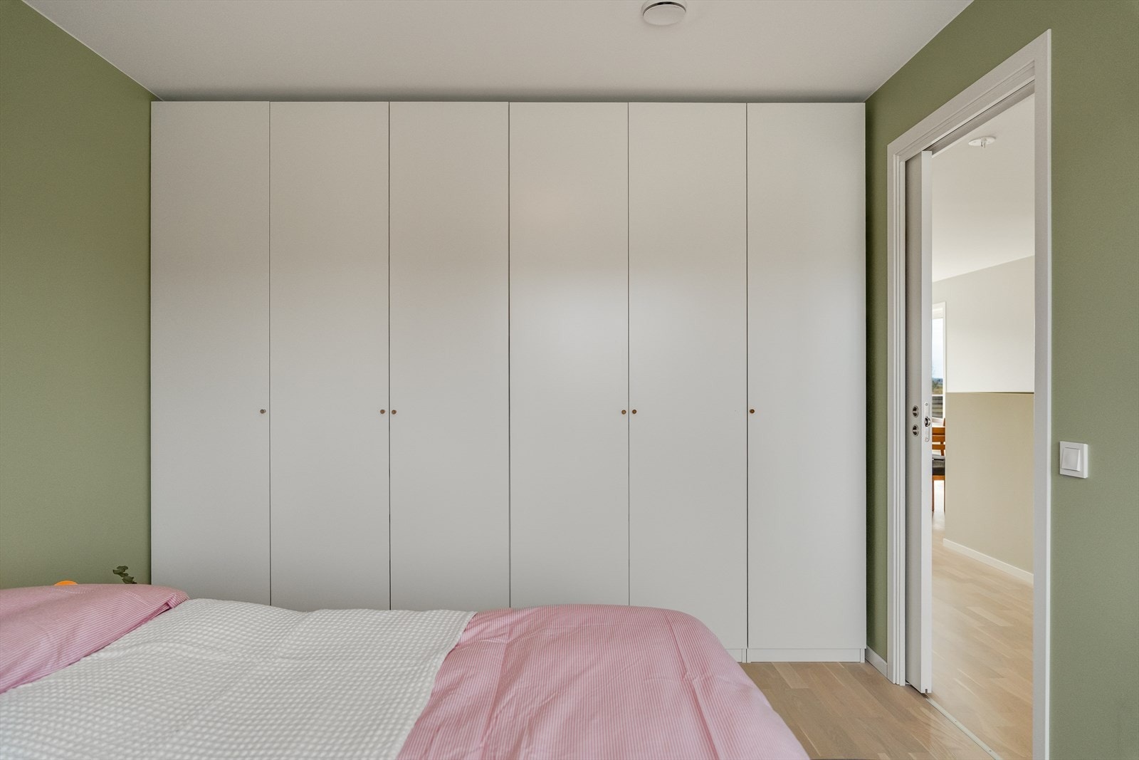 Garderobe til oppbevaring av dine klesplagg. Galleribilde