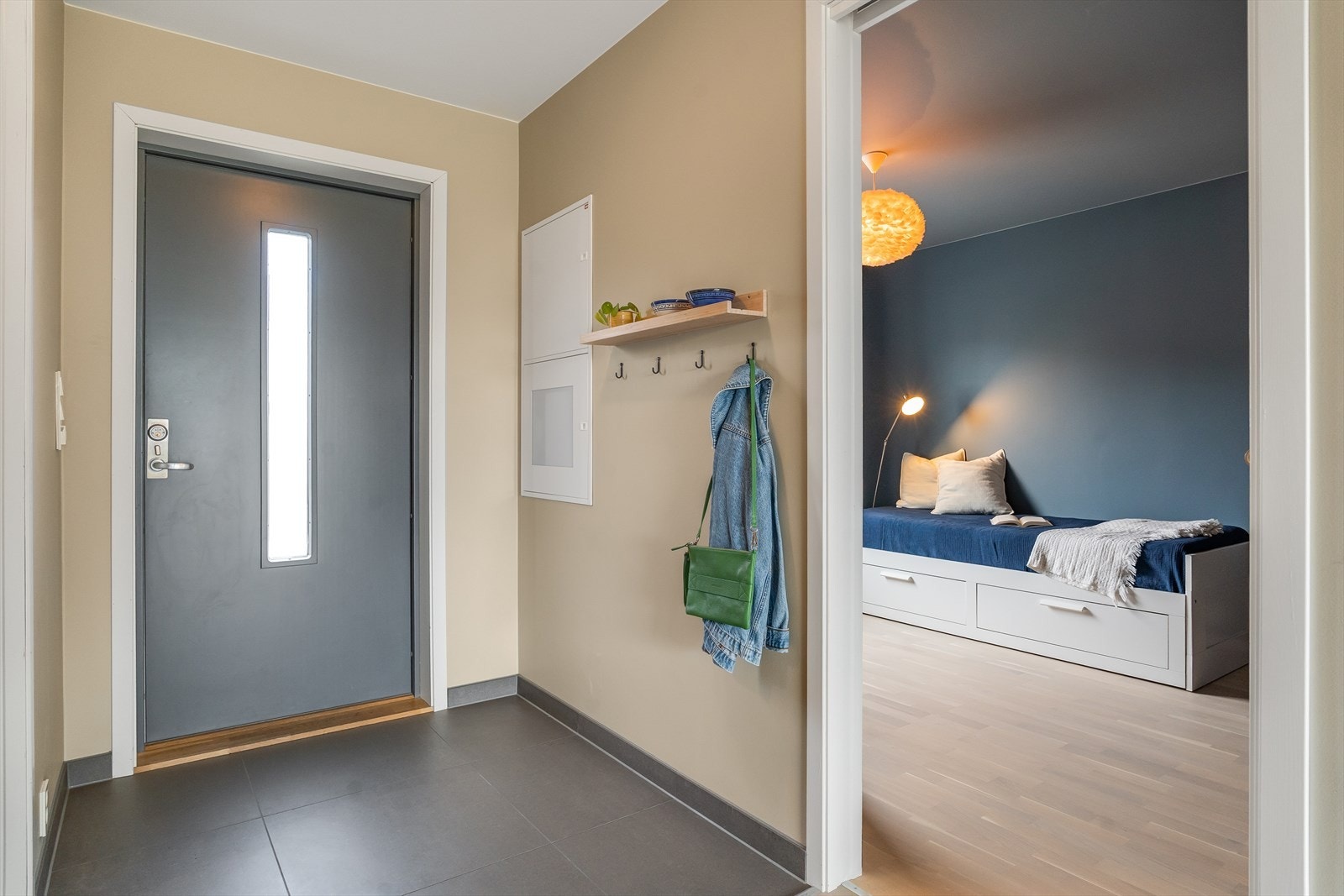 Entrè med plass til å henge fra seg yttertøy og plassere sine sko. Galleribilde