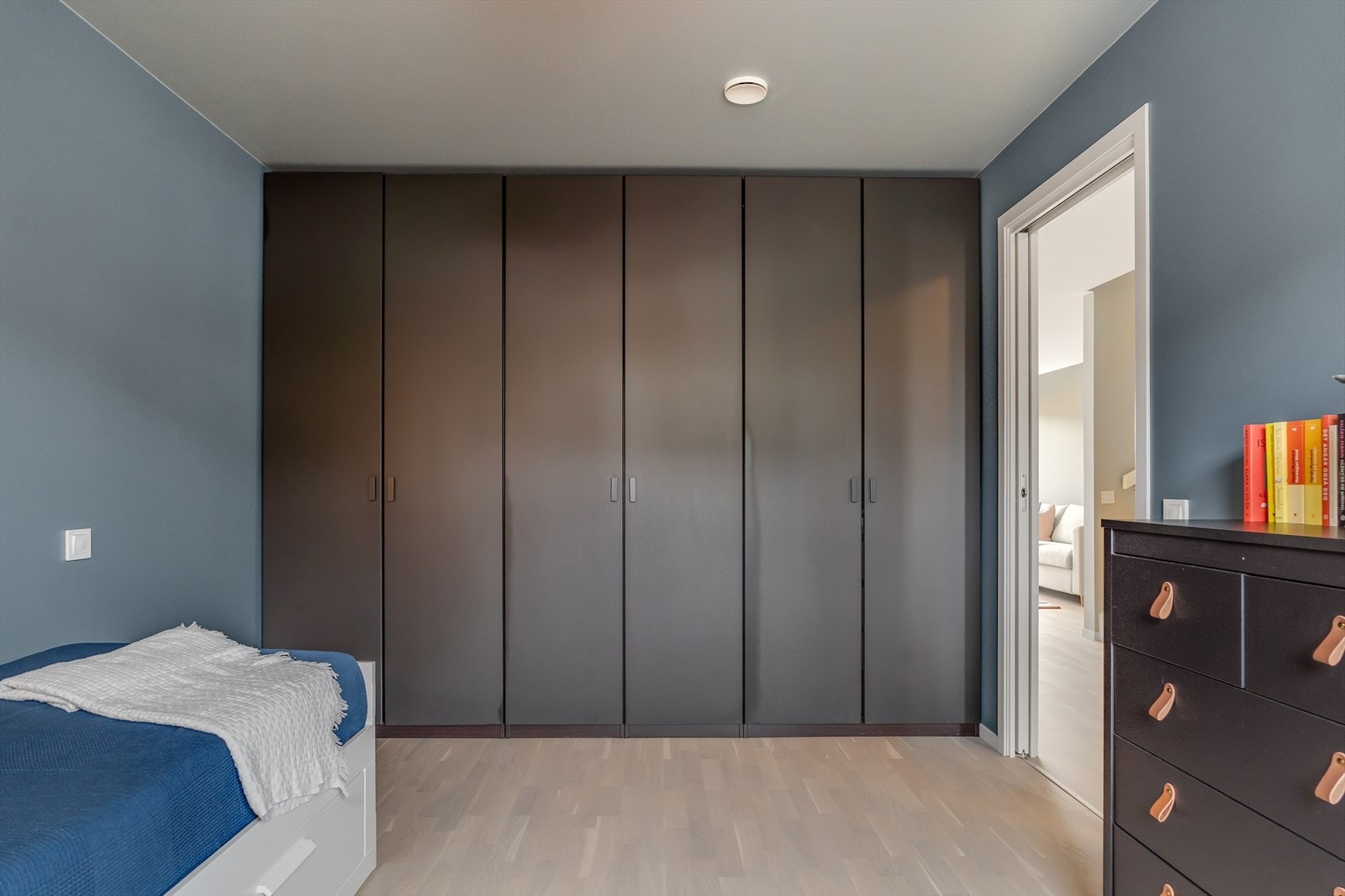 God garderobe til oppbevaring av dine klesplagg. Galleribilde