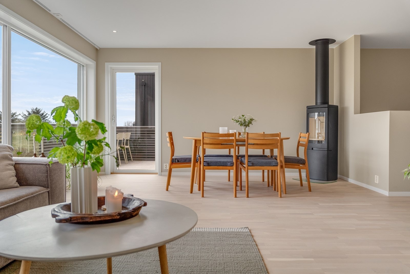 God plass til spisegruppe, samt en har vedfyr som sikrer deg en behagelig innetemperatur. Galleribilde