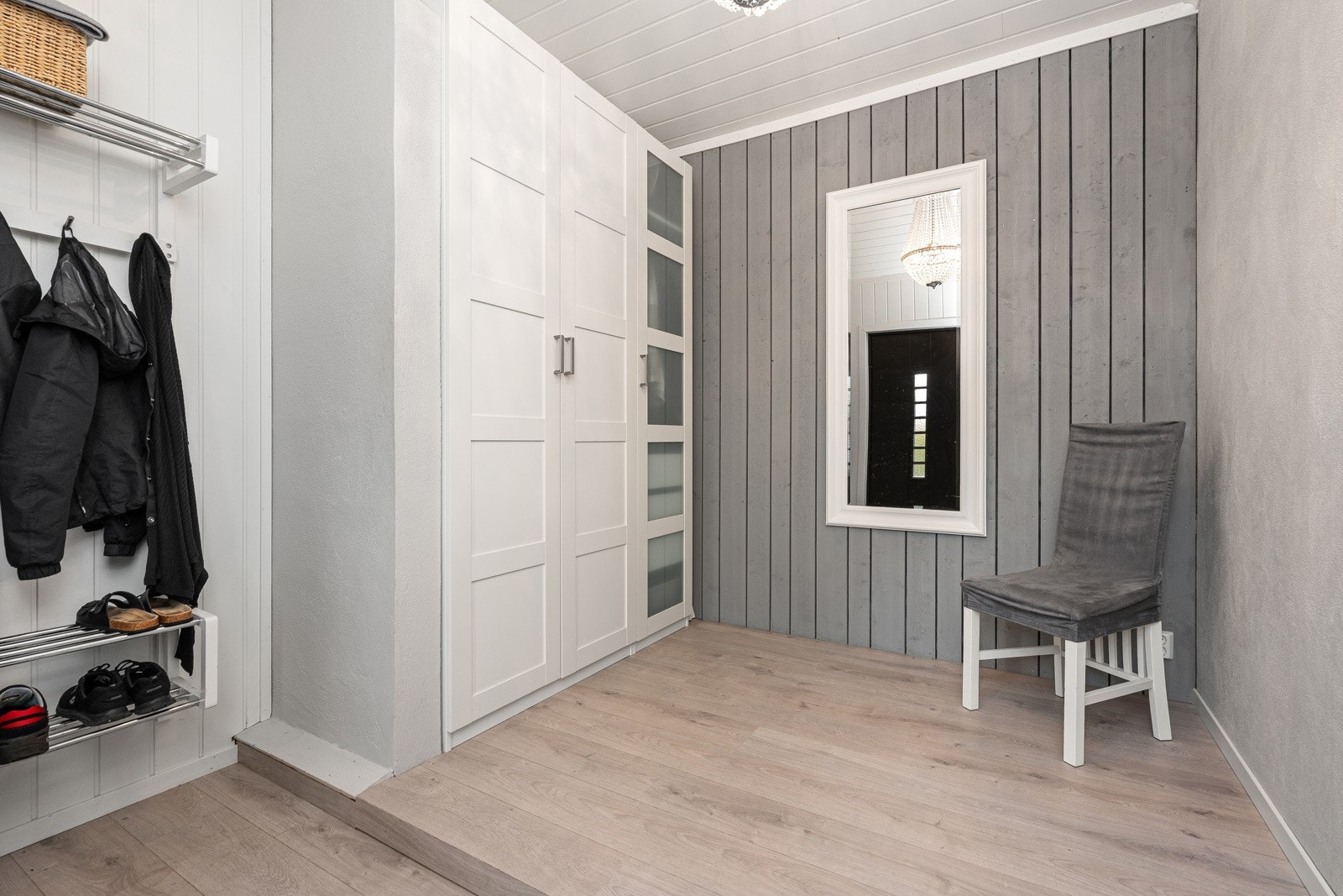 Romslig entré med god plass til oppbevaring og garderobe Galleribilde