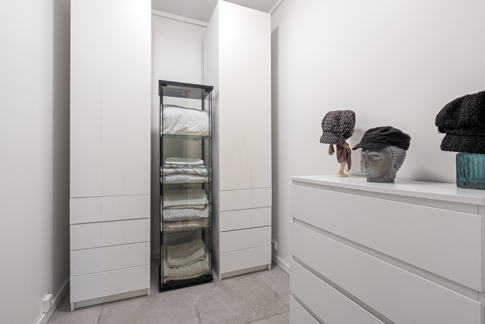 Romslig, lett tilgjenglig og funksjonell innvendig bod med god plass til oppbevaring Galleribilde